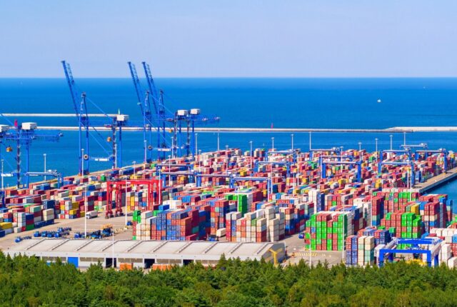 zdjęcie terminala kontenerowego obsługującego transport morski