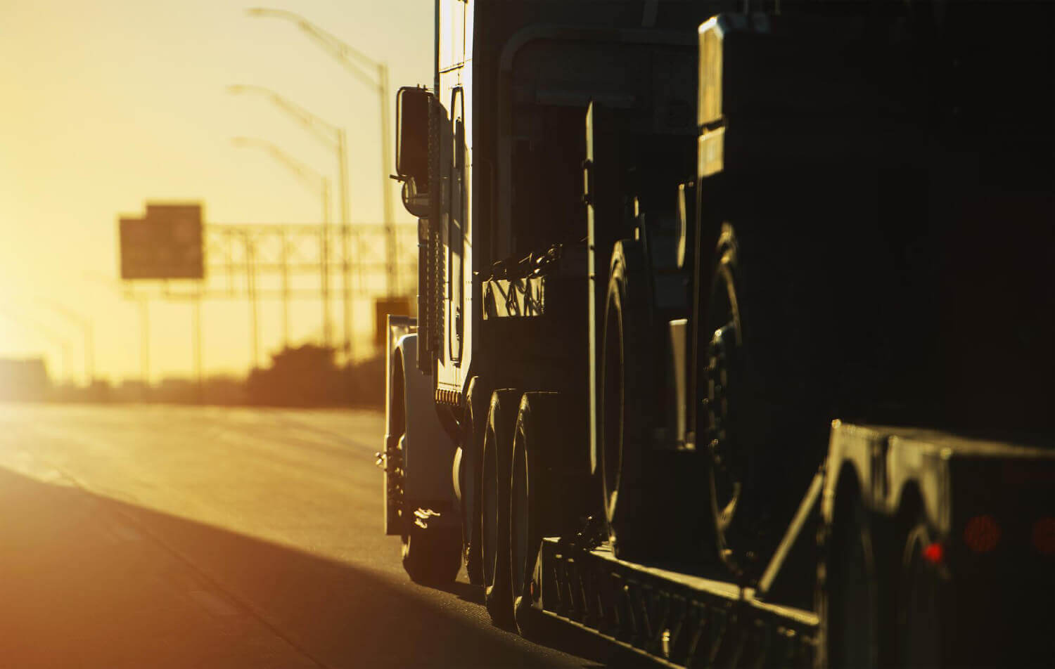 ciężarówka podczas transportu ładunków ponadgabarytowych